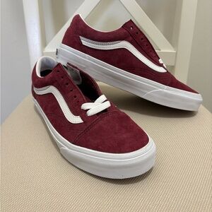 Vans Unisex Burgundy and White Sneakers
Women’s size 8 Men’s size 6.5